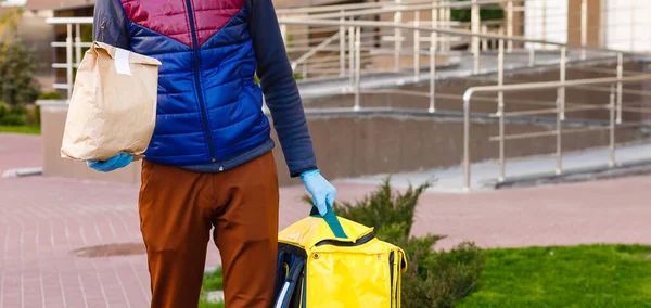 Diverse papieren containers voor afhaalmaaltijden. De bezorger draagt — Stockfoto