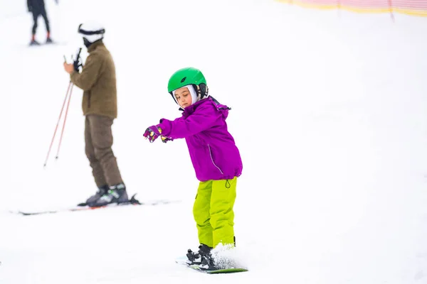 Au Cold Winder Day à la station de ski de montagne Père enseignement Petite fille Snowboard — Photo