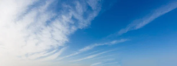 Vacker solnedgång himmel. Natur himmel bakgrunder. vita moln — Stockfoto