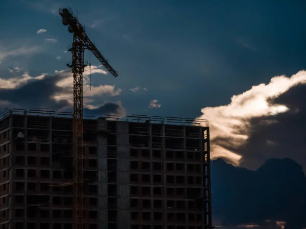 Grande local de construção Um grande local de construção com guindastes — Fotografia de Stock