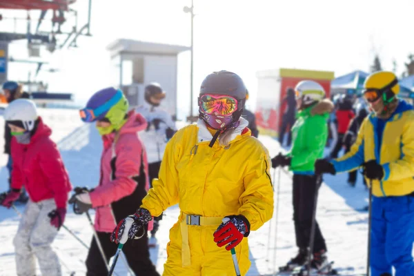 Touristes de skieurs et snowboarders, la plus grande station de ski en Europe de l'Est — Photo