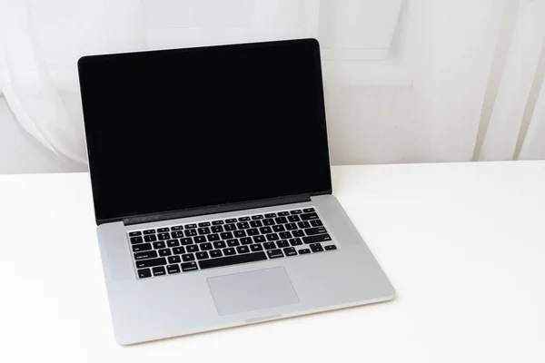 Dator mockup vit bakgrund på bordet. Bärbar dator med blank skärm — Stockfoto