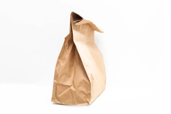 흰색 배경에는 테이크 웨이를 분리하기 위한 갈색의 아무것도 없는 빈 포장지 가방이 있었다. 포장 된 주형이 먹통이야. 배달 서비스 개념. 복사 공간. — 스톡 사진