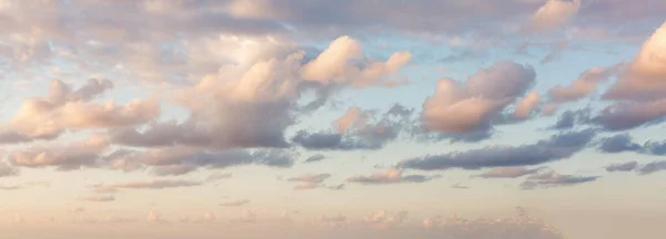 Vita, fluffiga moln i blå himmel. Bakgrund från moln. — Stockfoto