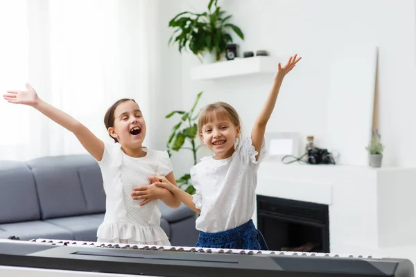 Hausunterricht über Musik für das Mädchen am Klavier. Die Idee von Aktivitäten für das Kind zu Hause während der Quarantäne. Musikkonzept — Stockfoto