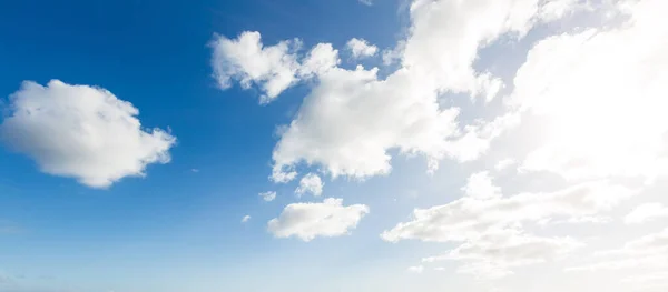 Vita, fluffiga moln i blå himmel. Bakgrund från moln. — Stockfoto