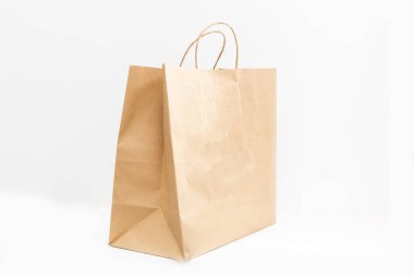 Beyaz arka planda izole edilmiş paket servis için açık kahverengi boş kağıt poşet. Paketleme şablonu maketi. Teslimat hizmeti konsepti. Boşluğu kopyala.