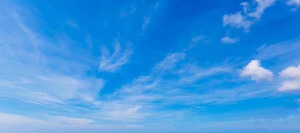 Niebieskie tło nieba z malutkimi chmurami. panorama — Zdjęcie stockowe