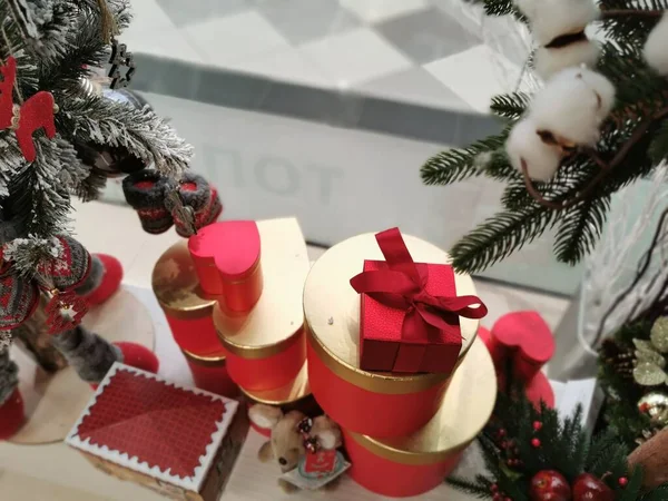 Grupa prezentów. Pudełka z kokardkami. szare tło. Prezenty świąteczne — Zdjęcie stockowe