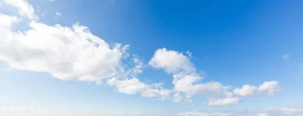 Färgglad molnig himmel vid solnedgången. Strålande färg. Sky struktur, abstrakt natur bakgrund — Stockfoto