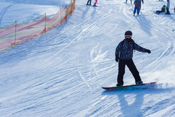 Touristen von Skifahrern und Snowboardern, das größte Skigebiet in Osteuropa — Stockfoto