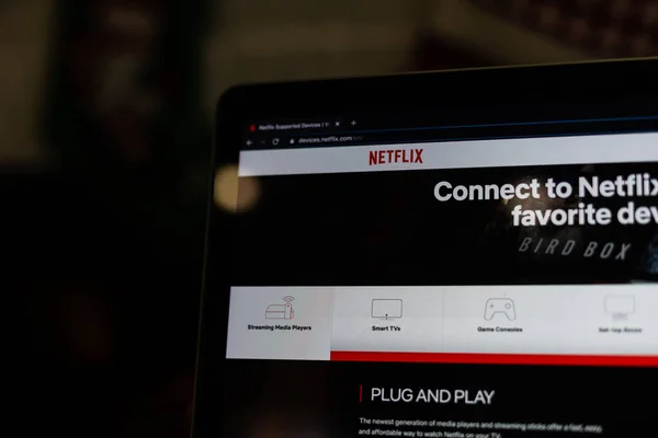 Киев, Украина - 16 ноября 2020: Netflix web site on computer screen. Запущен онлайн-сервис розничной торговли — стоковое фото