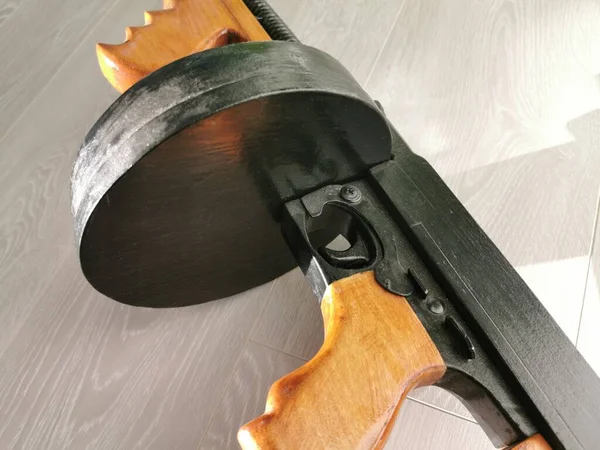 나무 망치로 만든 기관총과 기념품 카운터에 있는 자동소총 장난감 — 스톡 사진