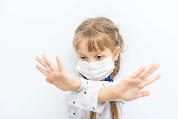 Covid-19 e poluição do ar pm2.5 conceito. Menina vestindo máscara para proteger pm2.5 e gesto mãos para parar o surto de vírus corona. — Fotografia de Stock