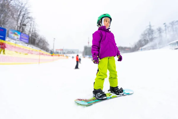 スノーボードウィンタースポーツ。スノーボードを習ったり暖かい冬服を着たり。冬の背景. — ストック写真