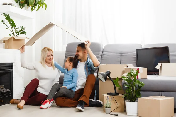 Konzept für eine junge Familie. Mutter und Kind in neuem Haus mit Dach über dem Kopf — Stockfoto