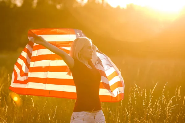 Belle jeune femme avec drapeau des États-Unis — Photo