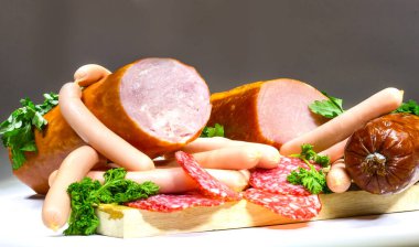 Et ve sosis. Beyazda izole edilmiş.