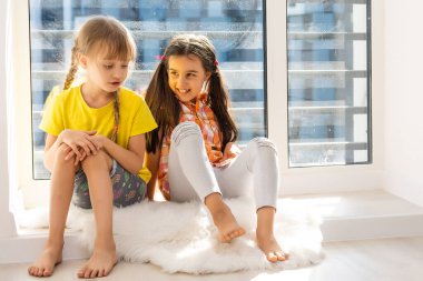 7 yaşındaki şirin çocukların portresi.