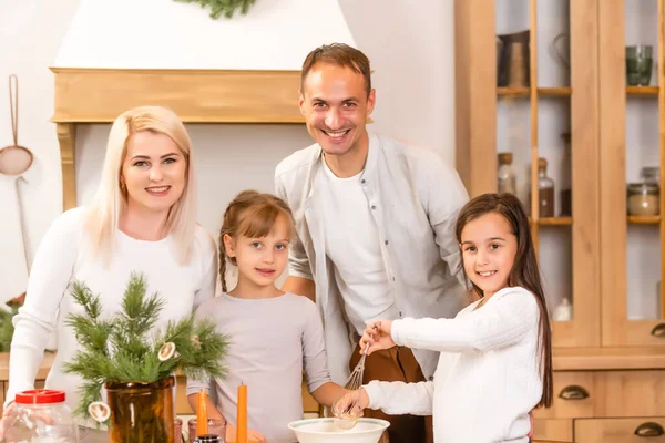 Молода щаслива сім'я готується до святкування Різдва та пригод — стокове фото