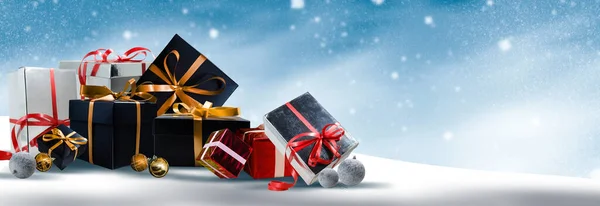 Weihnachten Hintergrund mit Geschenk-Boxen im Schnee — Stockfoto