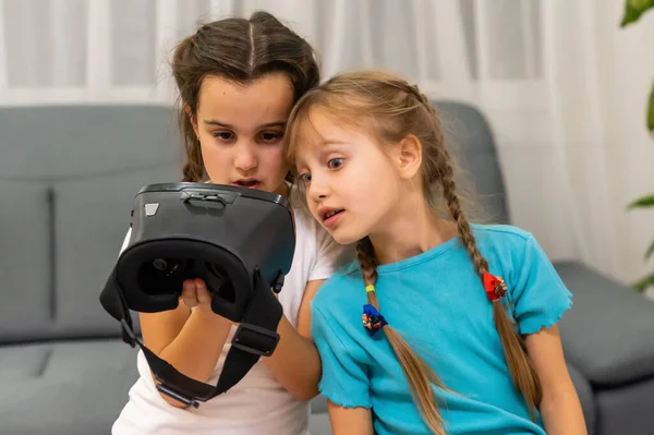 Due bambine che usano occhiali con cuffie di realtà virtuale. concetto di tecnologie moderne — Foto Stock