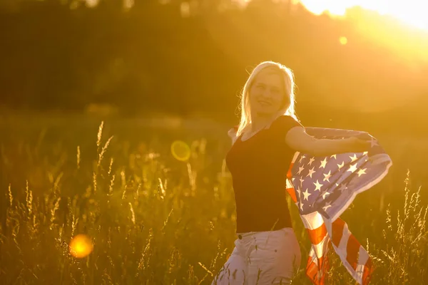 Hermosa mujer joven con bandera de EE.UU. — Foto de Stock