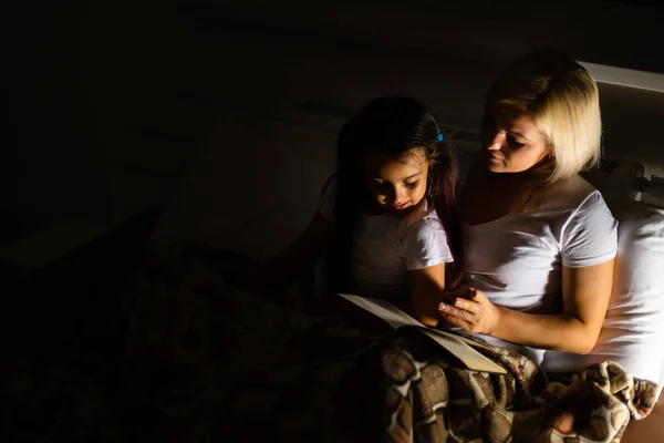 Madre e hija aprendiendo a leer en casa —  Fotos de Stock