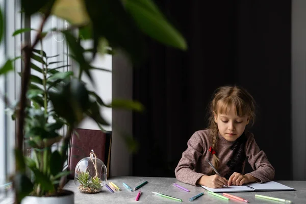 La bambina sta facendo i compiti per la scuola elementare.. — Foto Stock