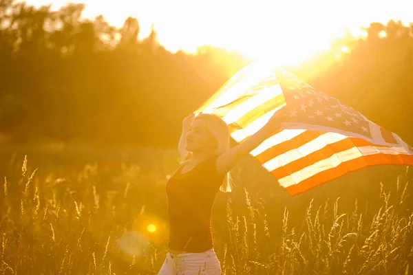 Hermosa mujer joven con bandera de EE.UU. — Foto de Stock