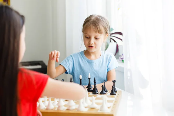 Dos hermanitas jugando ajedrez en casa — Foto de Stock