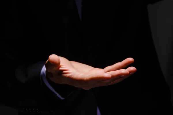 Uomo d'affari in abito blu che presenta palmo vuoto - può essere utilizzato per pubblicizzare il prodotto sulle sue mani. — Foto Stock