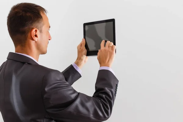 Empresário segurando uma placa branca em branco, tabuleta, mostrando uma placa emty bill contra fundo branco — Fotografia de Stock