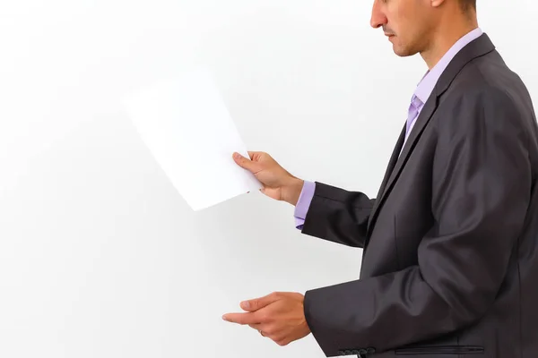 Empresário segurando uma placa branca em branco, tabuleta, mostrando uma placa emty bill contra fundo branco — Fotografia de Stock
