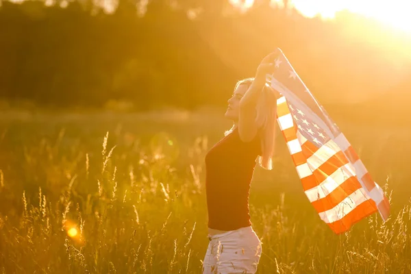 Hermosa mujer joven con bandera de EE.UU. — Foto de Stock