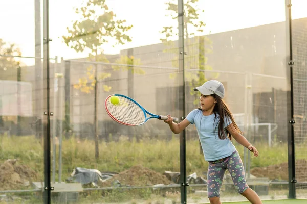 Menina agradável com raquete em mãos jogando jogo de tênis — Fotografia de Stock