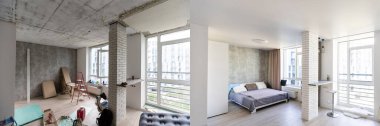 Büyük mutfak stüdyosunun modern iç tasarımı, öncesi ve sonrası.