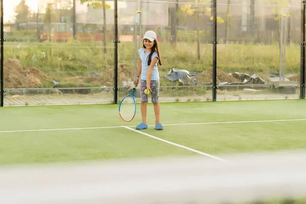Ωραίο κορίτσι με ρακέτα στα χέρια παίζει τένις — Φωτογραφία Αρχείου