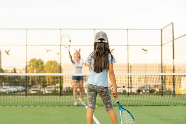 Πορτρέτο ενός χαριτωμένου μικρού κοριτσιού που παίζει τένις — Φωτογραφία Αρχείου