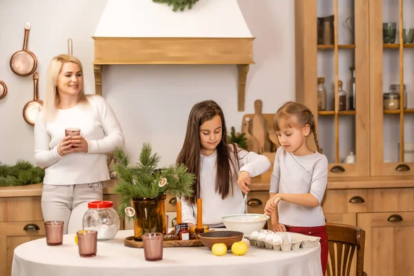 Щасливі сестри діти дівчата дві маленькі дівчата готують перед Різдвом на кухні — стокове фото