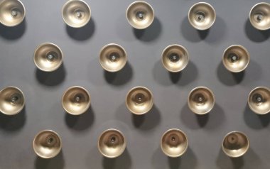 Yuvarlak demir gölgelerde küçük ampuller