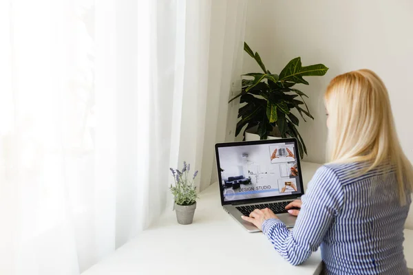 Uma mulher está trabalhando remotamente usando videoconferência e reuniões e trabalhar remotamente em casa, trabalho bem sucedido — Fotografia de Stock