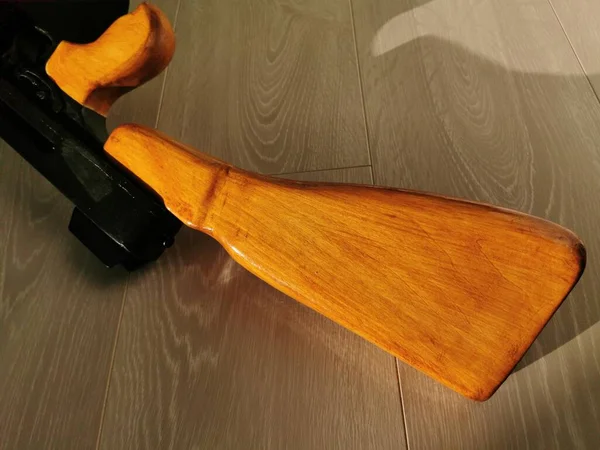 나무 망치로 만든 기관총과 기념품 카운터에 있는 자동소총 장난감 — 스톡 사진