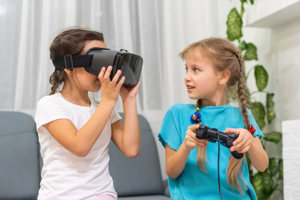 Due bambine che usano occhiali con cuffie di realtà virtuale. concetto di tecnologie moderne — Foto Stock