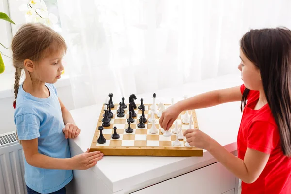 Dos hermanitas jugando ajedrez en casa — Foto de Stock