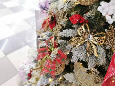 İçinde oyuncaklar olan Noel ağacı, dekorlu Noel kartı.