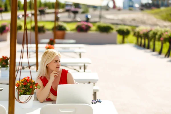 Retrato de uma mulher comprando on-line ou reservar hotel com um laptop e cartão de crédito na praia em férias. Conceito de comércio electrónico — Fotografia de Stock