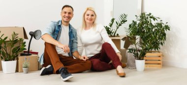 Aile yeni evinde karton kutuları açıyor