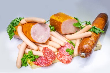 Tütsülenmiş et ve sosis salamı.