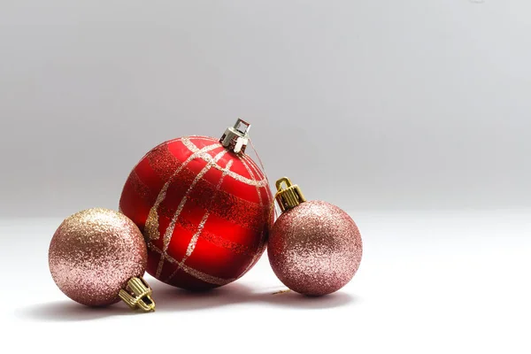 Única decoração de bola de árvore de Natal vermelho isolado sobre o fundo branco, — Fotografia de Stock